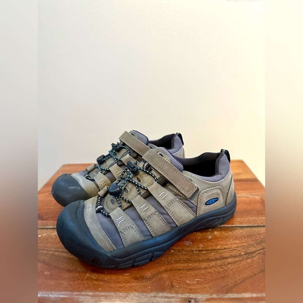 Keen Closed Toe Newport Hiking Shoe Size 5 Hook N Loop
